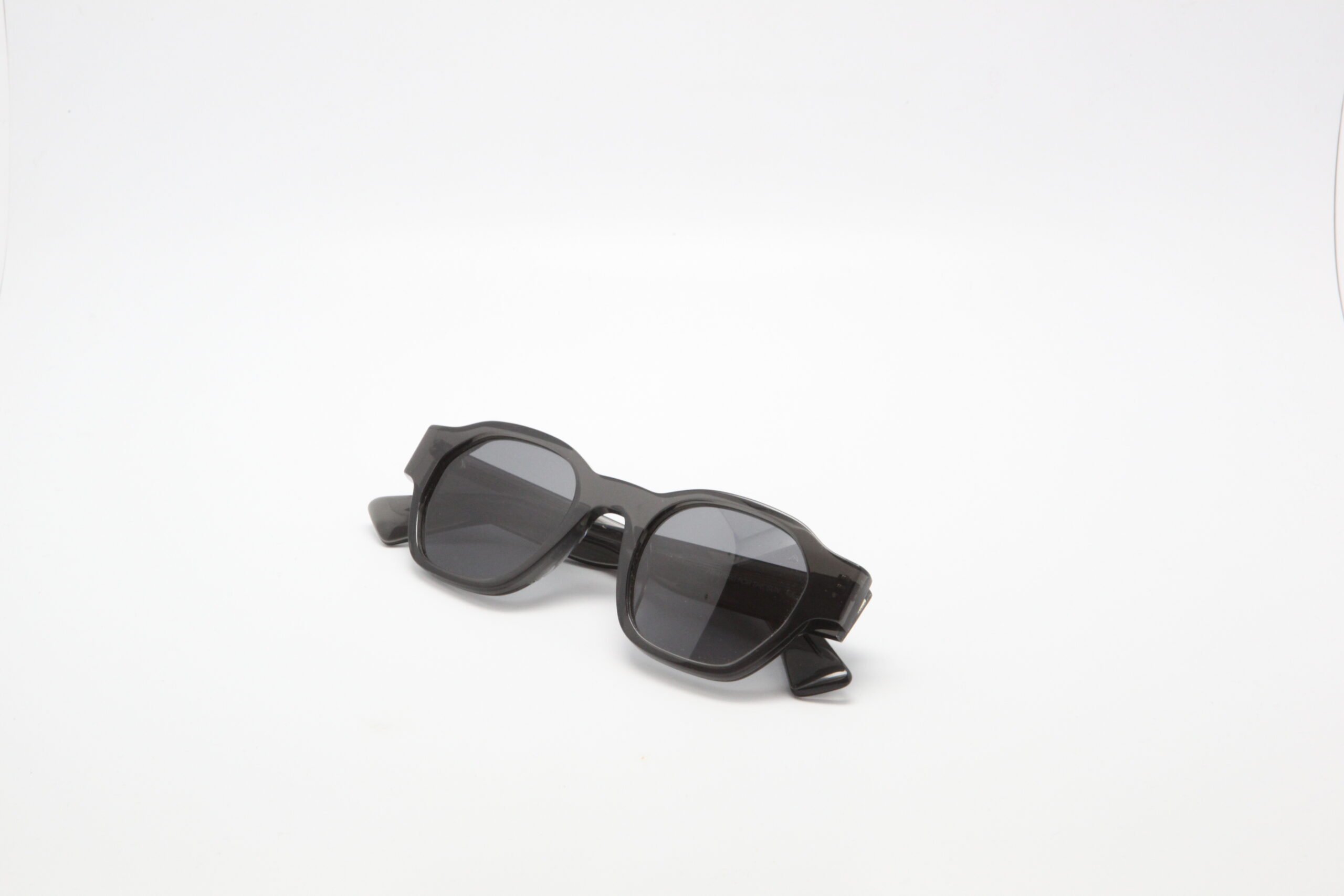 Clio E13 — Lunettes vert fumé, verres noirs polarisés