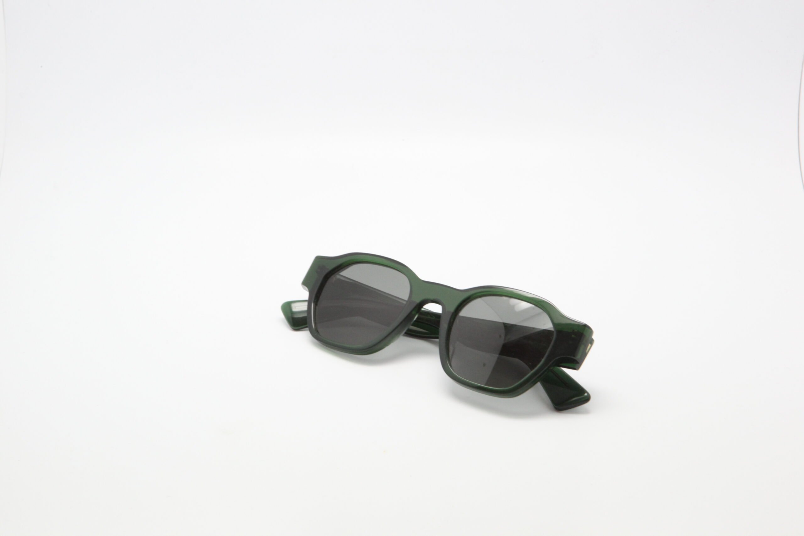 Clio E9 — Lunettes vert crystal, verres noirs catégorie 3