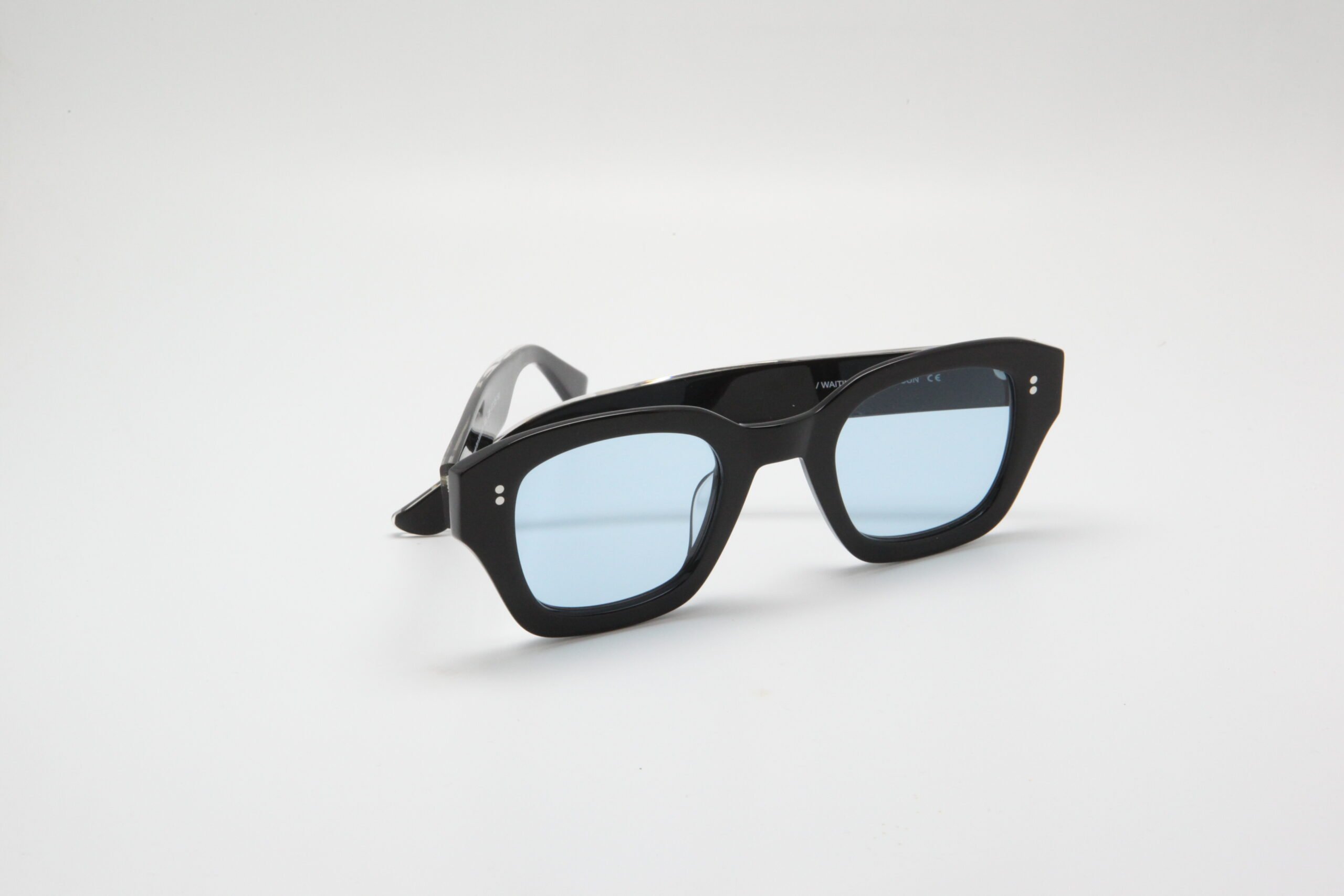 Axel E2B — Lunettes carrées noires, verres bleu clair Carl Zeiss