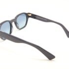 Découvrez Clio E21, lunettes noires avec verres dégradés bleu-vert Carl Zeiss. Un look contemporain et une protection solaire élégante, pour affirmer votre style.