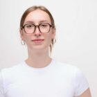 Découvrez KIM E52, notre lunette de vue rectangulaire écaille miel et acier recyclé. Chaleur, équilibre et élégance naturelle.