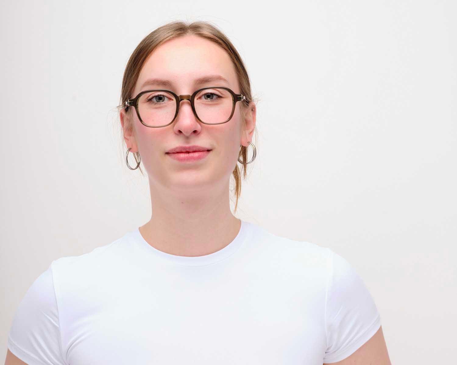 Découvrez KIM E52, notre lunette de vue rectangulaire écaille miel et acier recyclé. Chaleur, équilibre et élégance naturelle.