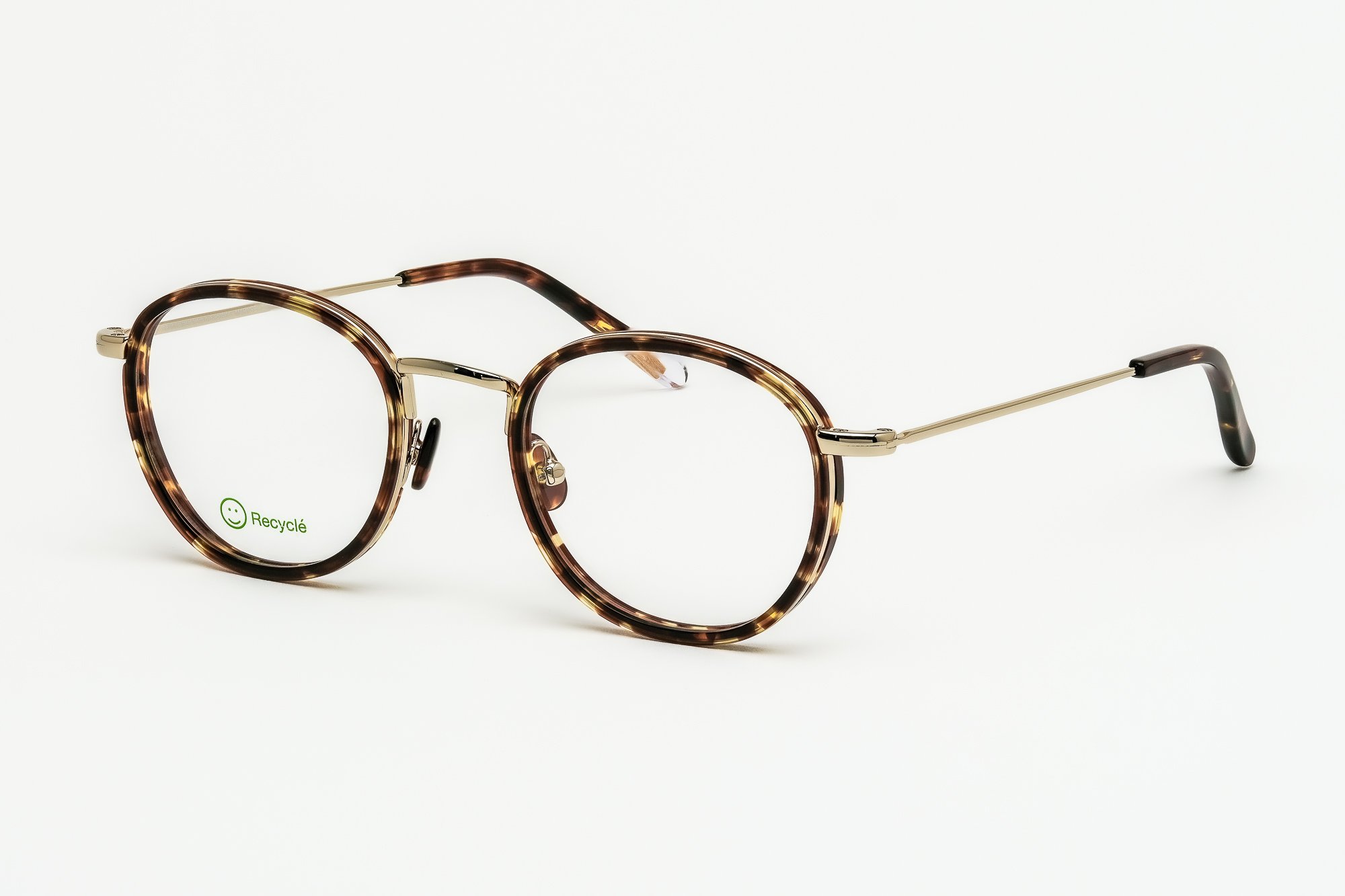 Maryse E20 — Monture optique en acétate brun chaud et acier recyclé. Douceur et authenticité.