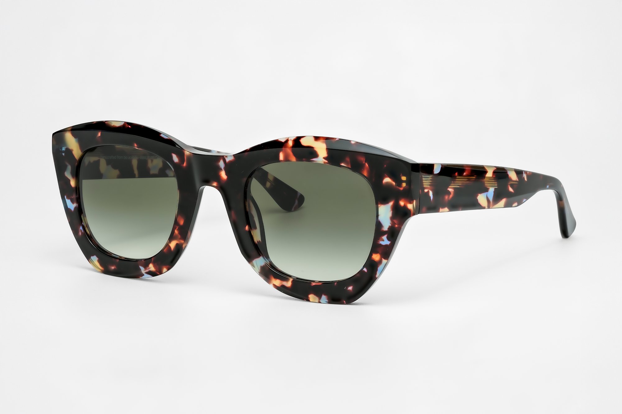 Lunettes de soleil AMALFI-R E27 en bio-acétate écaille lazuli avec verres vert dégradé Carl Zeiss® catégorie 3. Protection UV optimale et design affirmé. Lunettes de soleil AMALFI-R E27 en bio-acétate écaille lazuli avec verres vert dégradé Carl Zeiss® catégorie 3. Protection UV optimale et design affirmé.