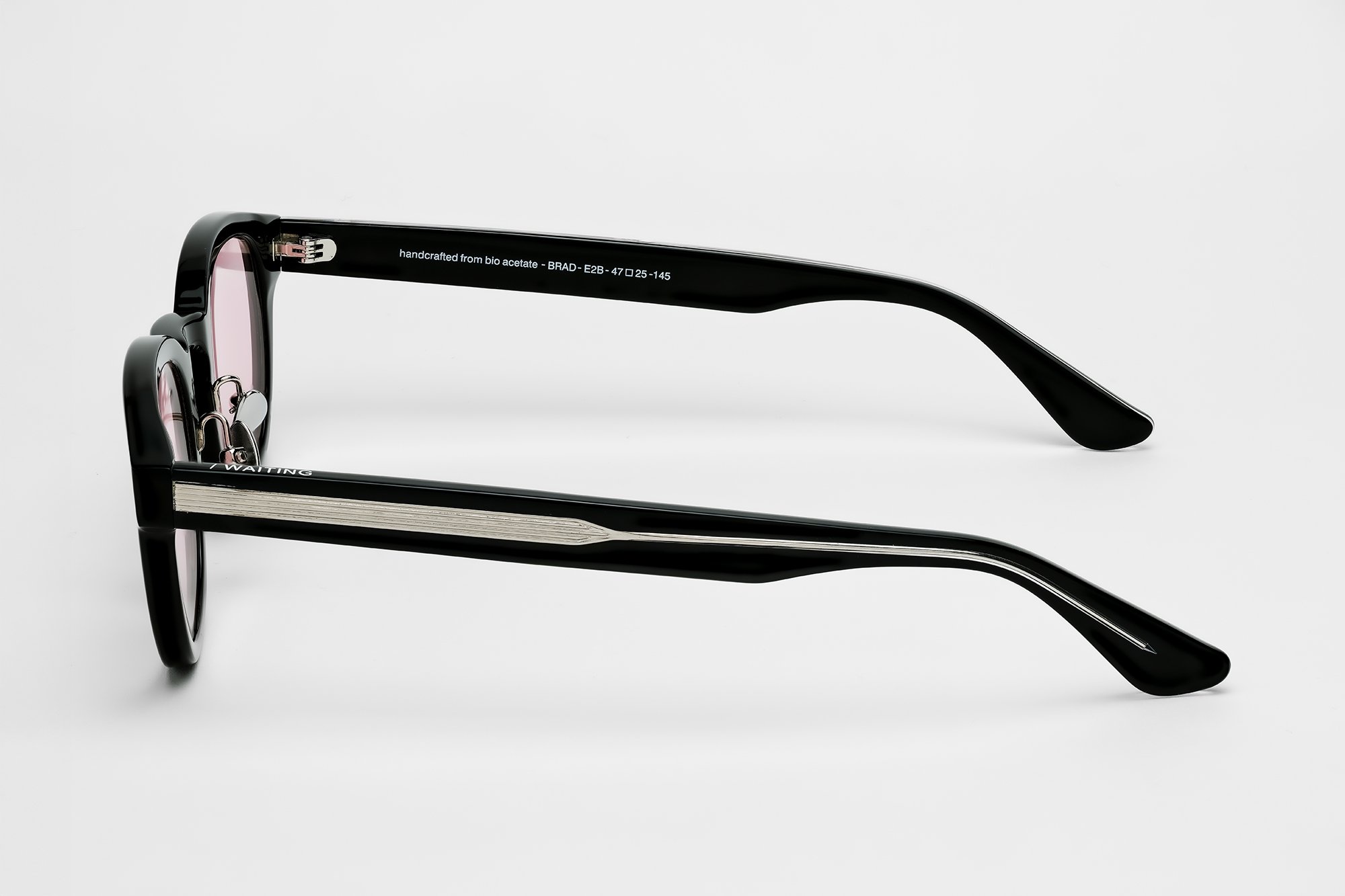 Lunettes de soleil BRAD E2B en bio-acétate noir avec verres rose clair Carl Zeiss® catégorie 1. Confort visuel léger et design sobre et moderne.