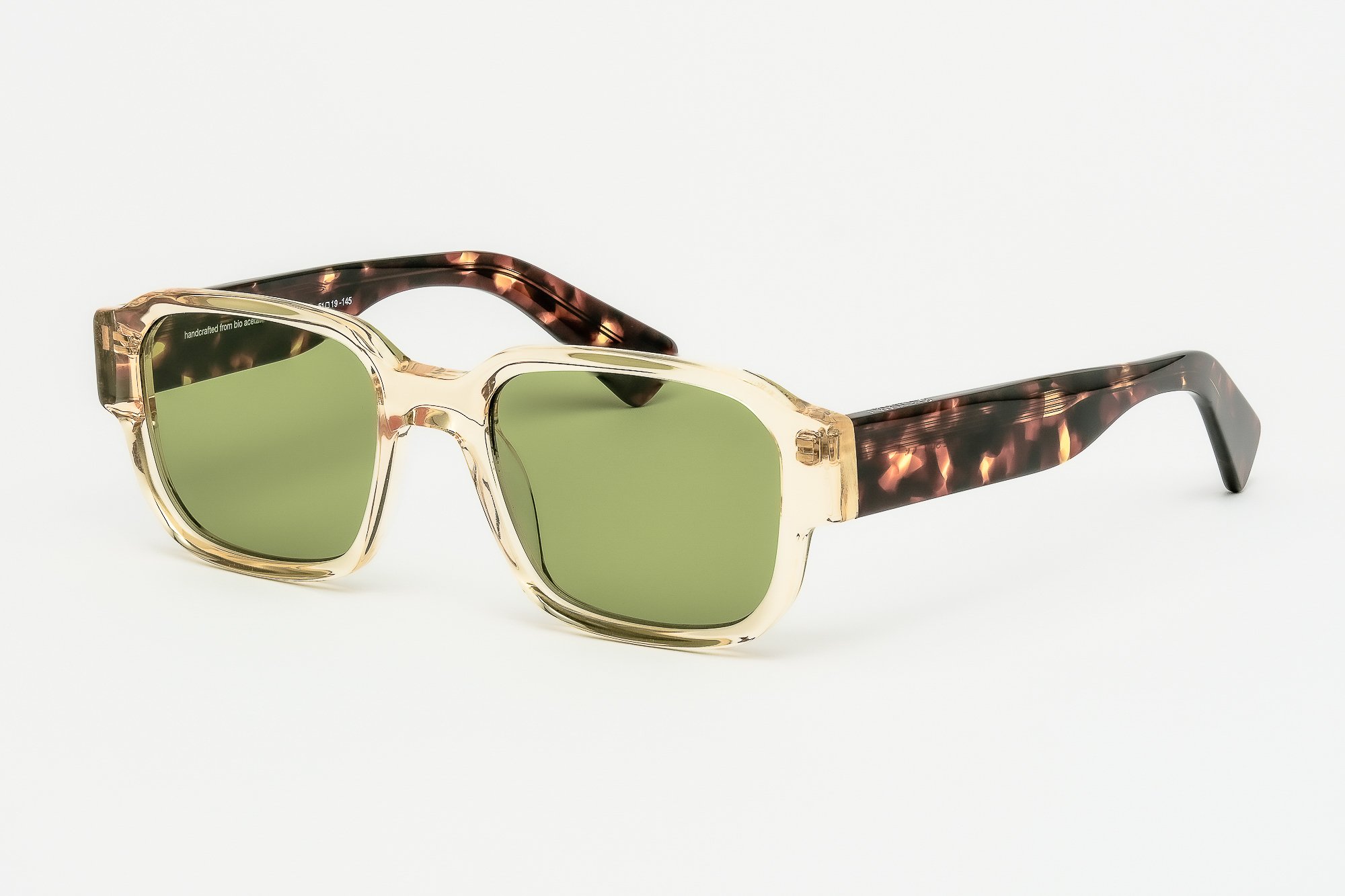 Lunettes de soleil CED E18E20 en bio-acétate champagne avec branches écaille foncé et verres vert profond Carl Zeiss® catégorie 3. Protection UV optimale et design lumineux. Lunettes de soleil CED E18E20 en bio-acétate champagne avec branches écaille foncé et verres vert profond Carl Zeiss® catégorie 3. Protection UV optimale et design lumineux.