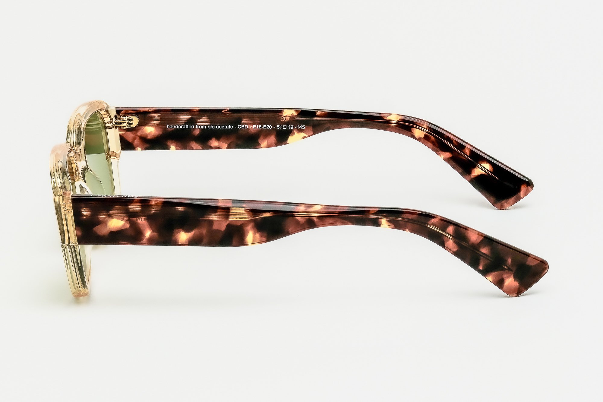 Lunettes de soleil CED E18E20 en bio-acétate champagne avec branches écaille foncé et verres vert profond Carl Zeiss® catégorie 3. Protection UV optimale et design lumineux.