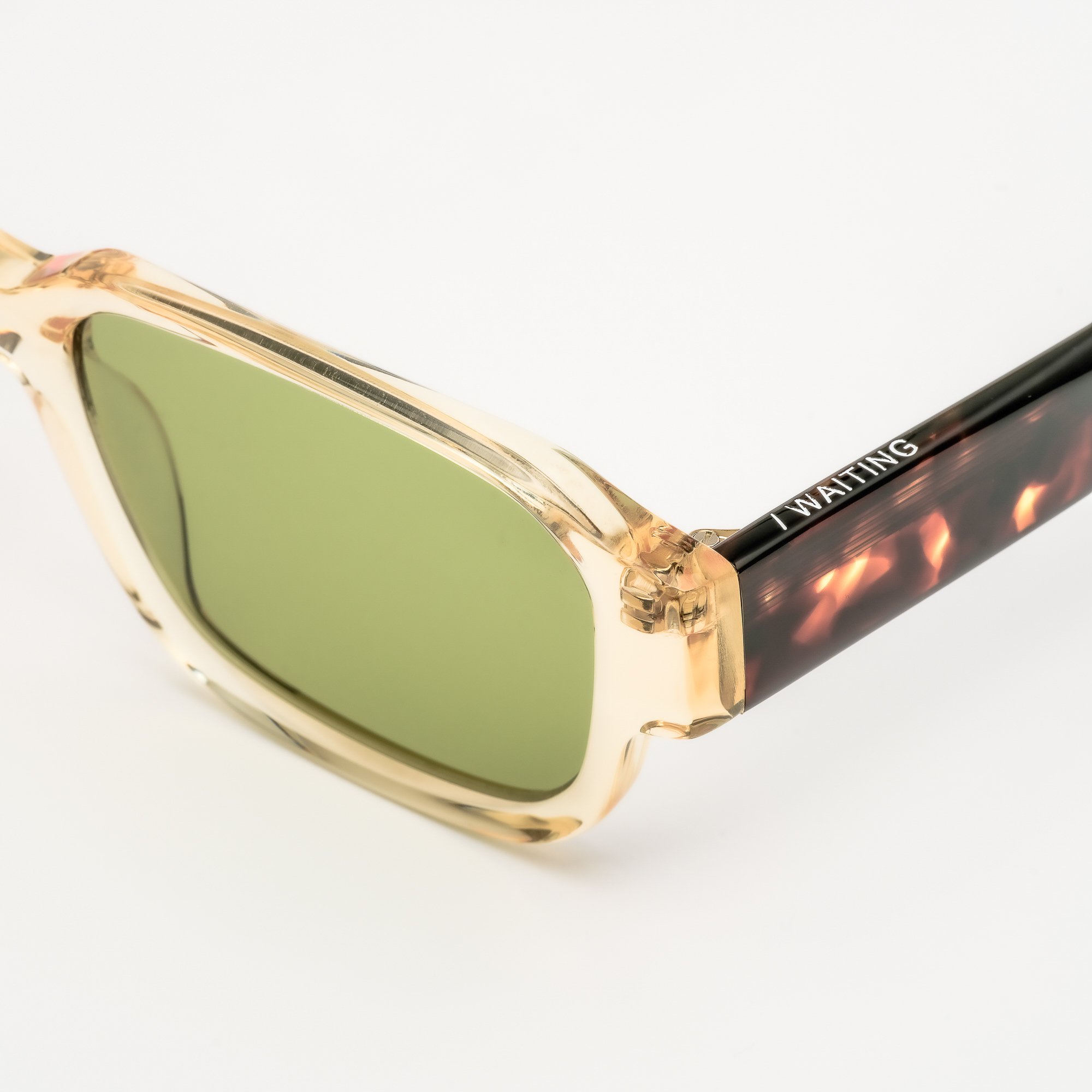 Lunettes de soleil CED E18E20 en bio-acétate champagne avec branches écaille foncé et verres vert profond Carl Zeiss® catégorie 3. Protection UV optimale et design lumineux.