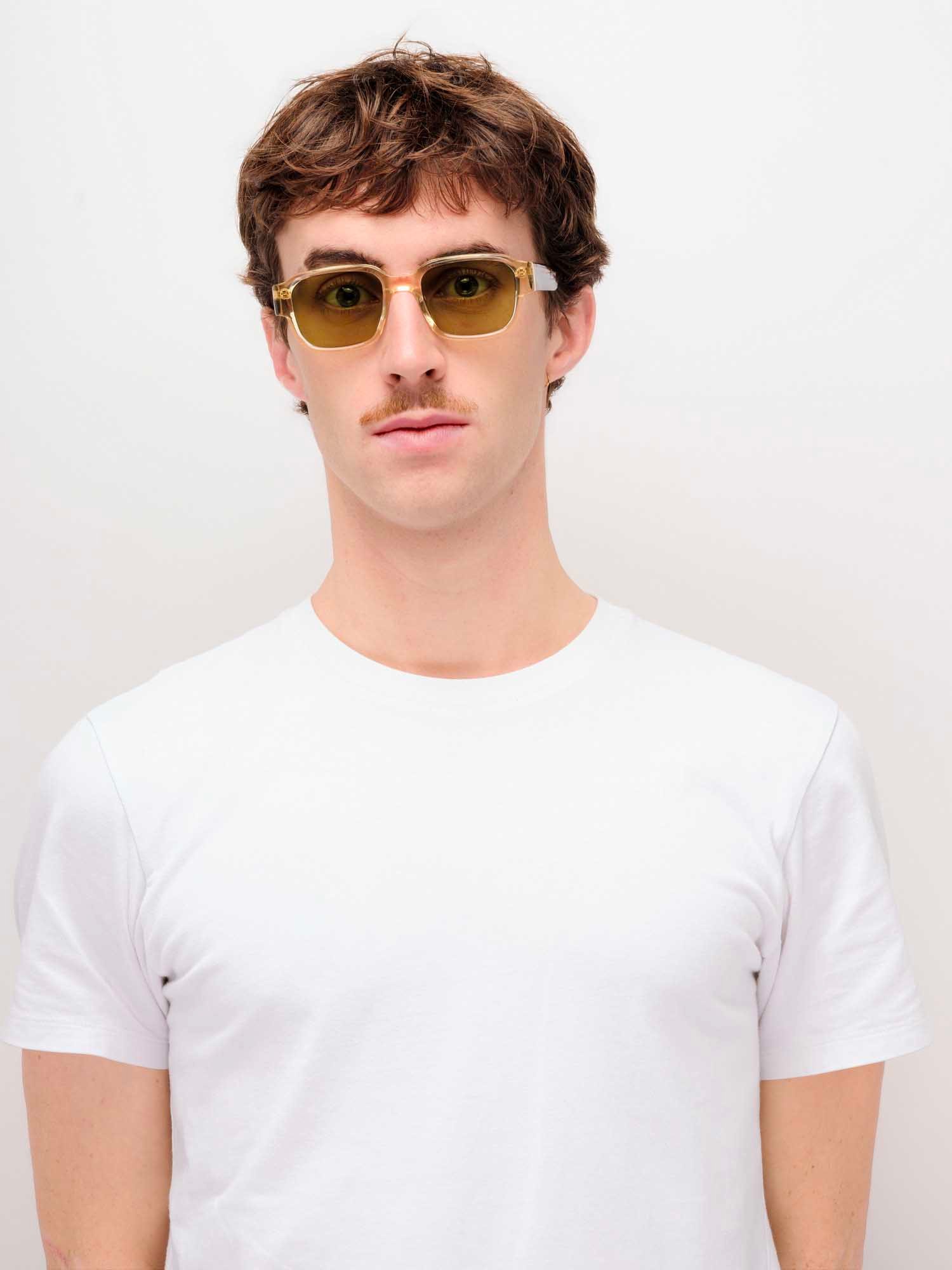 Lunettes de soleil CED E18E20 en bio-acétate champagne avec branches écaille foncé et verres vert profond Carl Zeiss® catégorie 3. Protection UV optimale et design lumineux.